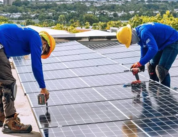 Equipo de instalación colocando un sistema solar en una residencia de Puerto Rico